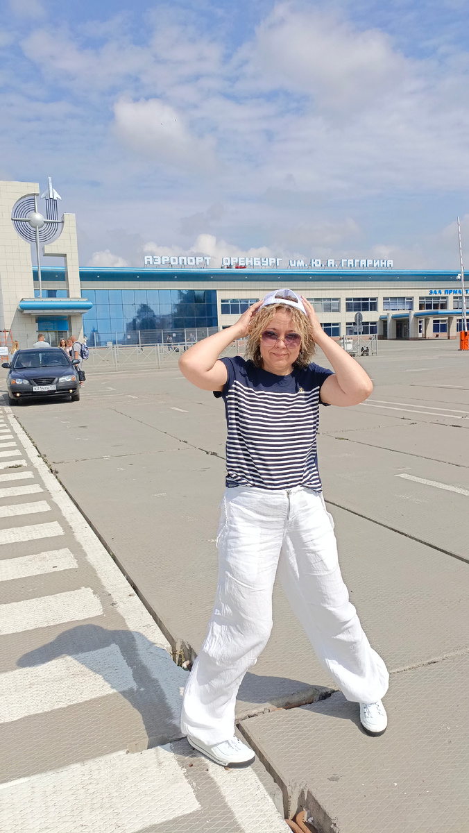 Льняные брюки и хлопковая футболка куплены в Мегахенде