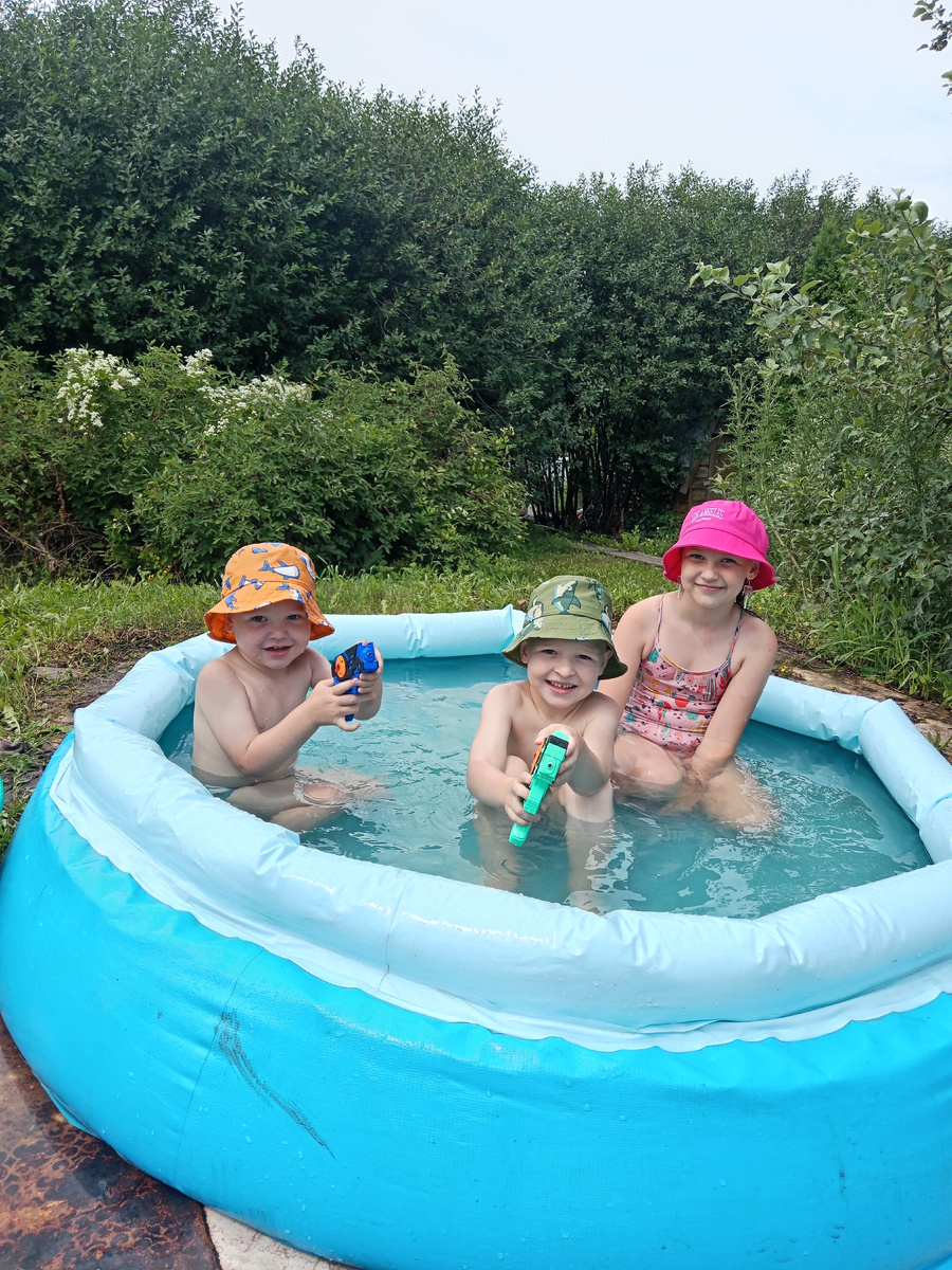 Бассейн дал течь, но детям это не помеха 