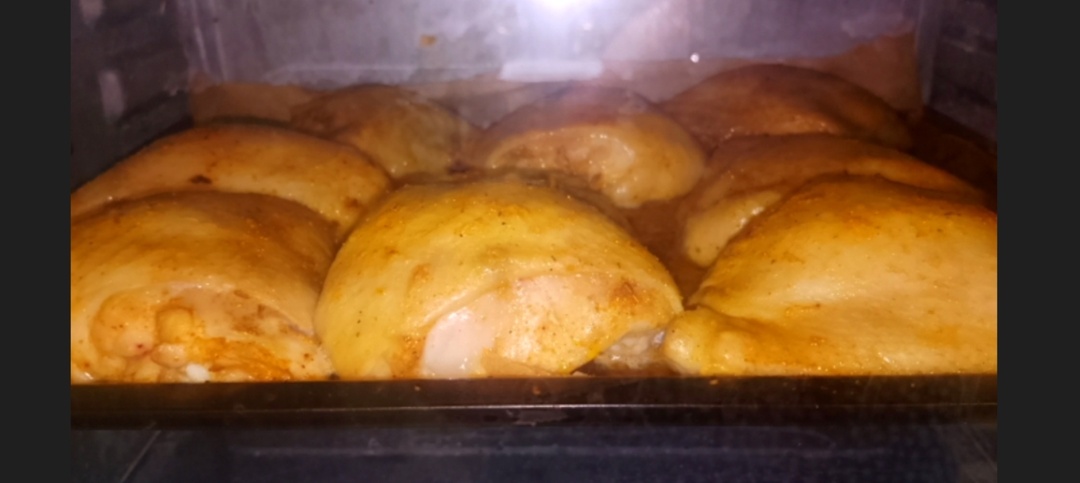 Сытный ужин в духовке. Куриные бедра с картофелем.