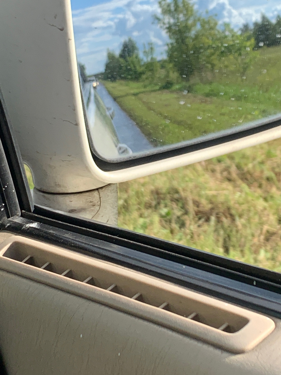 Видно расстояние до обочины.