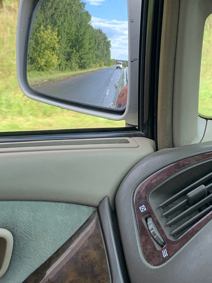 Видно реальное расстояние до прерывистой линии разметки.