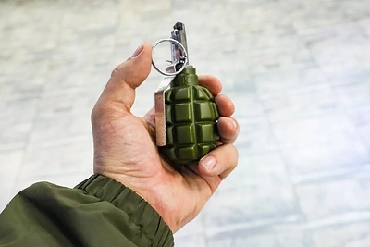    В ТЦ Петербурга мужчины угрожали гранатой и пистолетом женщине с детьми