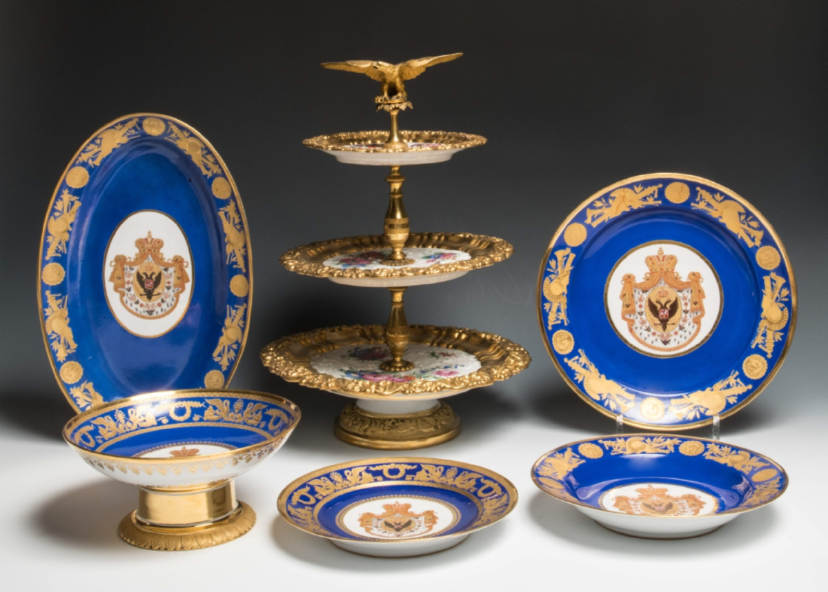 Предметы из коронационного сервиза императора Николая I. 1826. Коллекция Русского музея. В сервиз входили тарелки, блюда, геридоны (многоярусная подставка), миски для засахаренных и свежих фруктов, подсвечники. Фото: Государственный Русский музей, https://vk.cc/cywZ2s