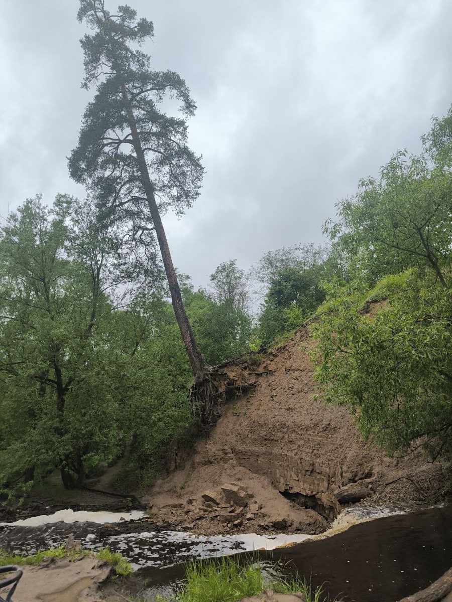 Красивое место, до водопада идти относительно недалеко. 