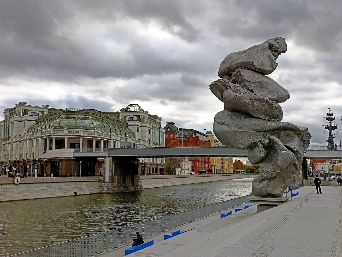 Памятник какашке