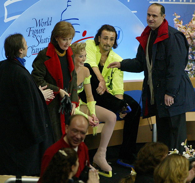 Наталья Линичук (вторая слева) и Геннадий Карпоносов (справа) — тренеры Ильи Авербуха и Ирины Лобачевой