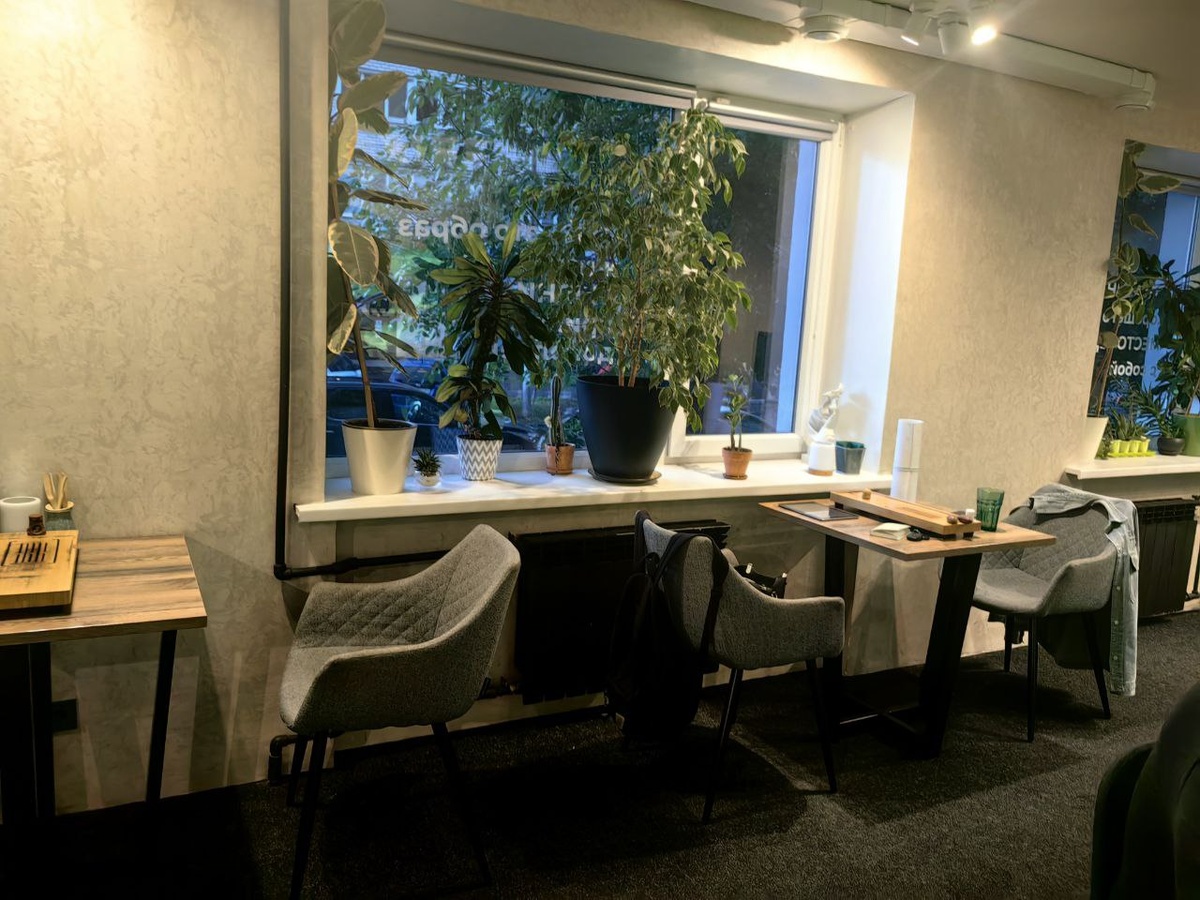 Небольшие столики, на каждом - своя чабань.