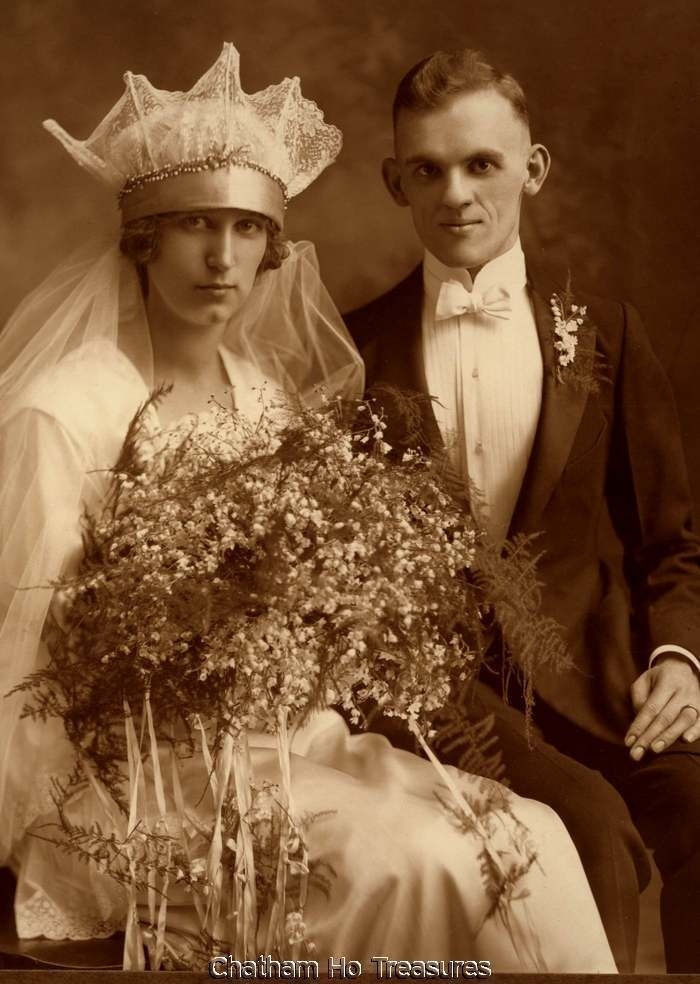 Свдебное фото из прошлого, когда были и бандиты с проститутками, но и девственность перед венцом была обязательной.  