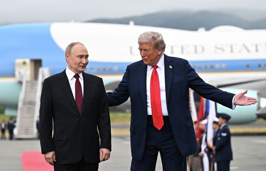    Президент России Владимир Путин и президент США Дональд Трамп во время встречи на военной базе Эльмендорф-Ричардсон на Аляске / Источник: © Сергей Бобылев/РИА Новости