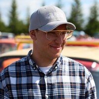    — Приехали вчера и переночевали в машине. Здесь очень комфортабельно: матрас, подушки — все расстелили. Кстати, очень много людей, кто приезжает и ночует в машине или палаточном городке. Своя атмосфера была: «неформальная» дискотека до часу ночи. Было весело, — посмеялся Нигматуллин.