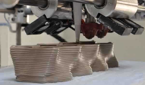 Экспериментальный процесс бетонной печати устройством 3D-принтер, где использованы мелкозернистые материалы для формирования рабочей смеси под технологическое оборудование