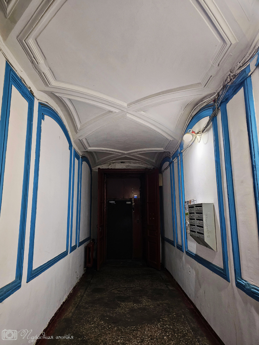 Вход в парадную довольно простой. Фото: Парадная гостья