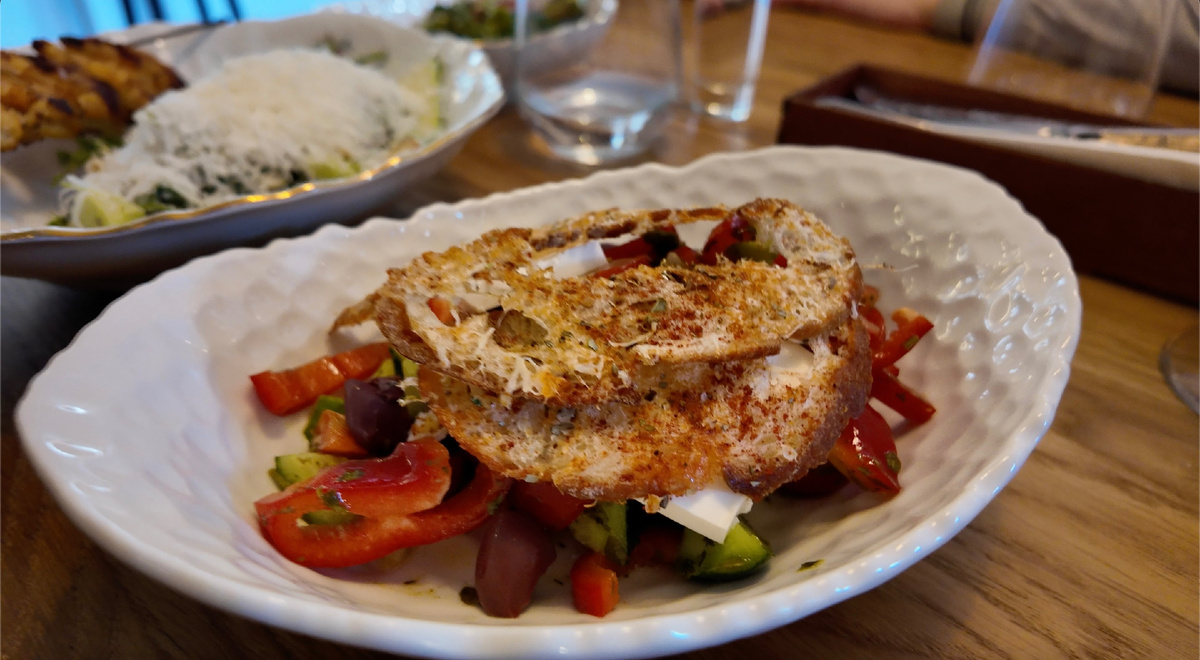 Греческий салат в курином клубе 