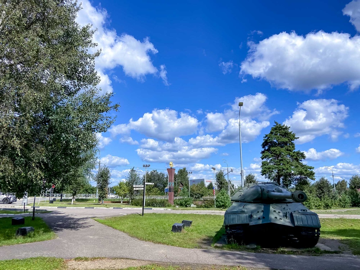 Вид на знак "Населённый пункт воинской доблести" в Снегирях (август 2025)