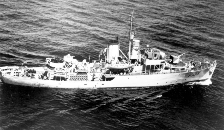 Вид сверху на канадский корвет «Куиснэл» (HMCS Quesnel) в море.