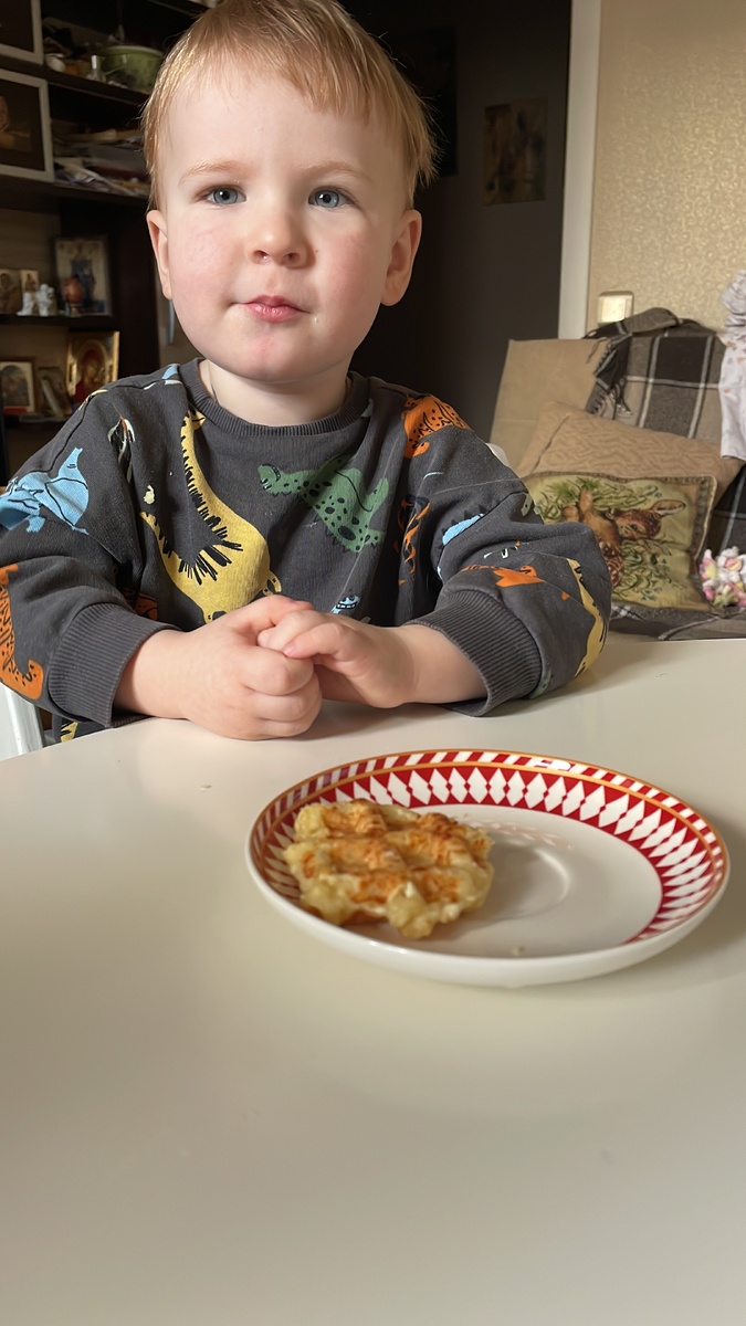 Мы дома стараемся питаться сбалансированно. Средненький ест вафли из творога без сахара