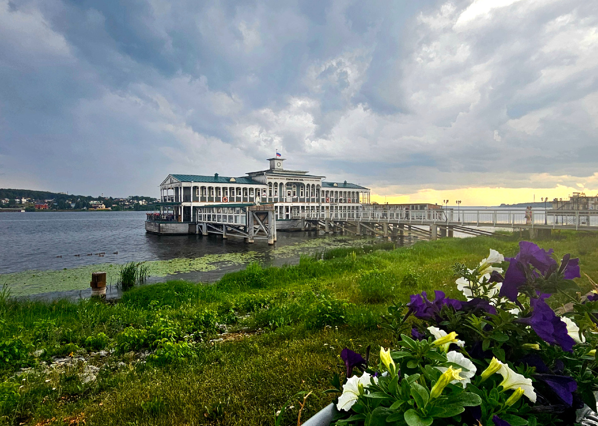 Ресторан "Старая пристань". Здесь снимался советский фильм "Жестокий романс" и именно это одна из "фишек" ресторана: везде фотографии со съмок и кадров из фильмов. Не знаю, насколько это хорошо, но кормят тут вусно. А их Костромские щи оказались самыми вкусными из нескольких вариантов, которые мы успели попробовать в городе.