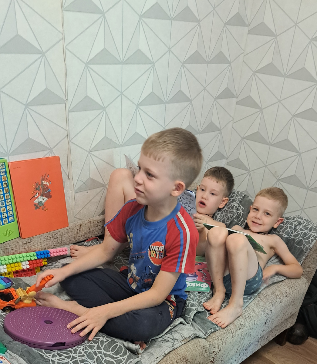 На борту самолёта. Саша пилот.