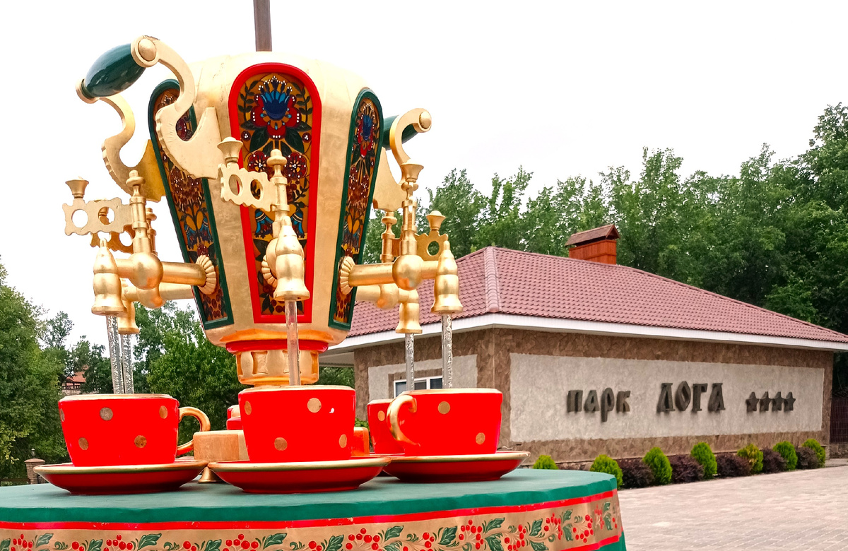 Самовар у входа в парк "Лога"