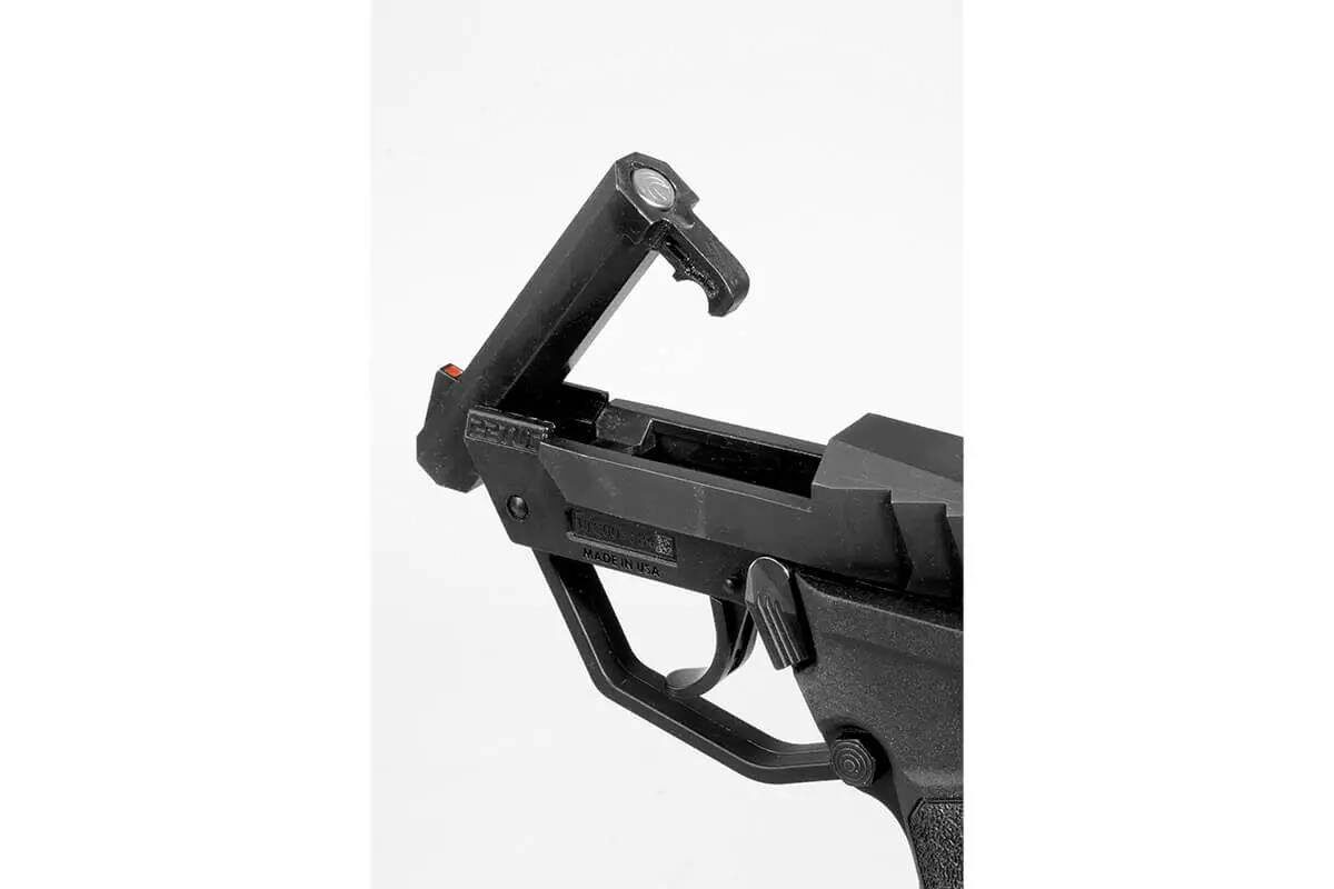 Это разборная модель, которую легко заряжать и с которой приятно стрелять.