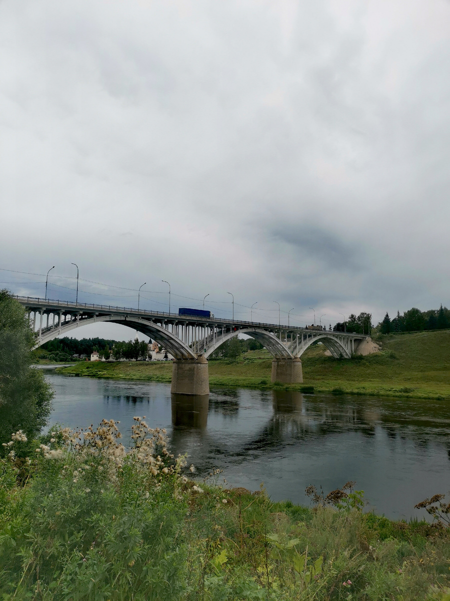 Арочный мост, соединяющий две части города . 
