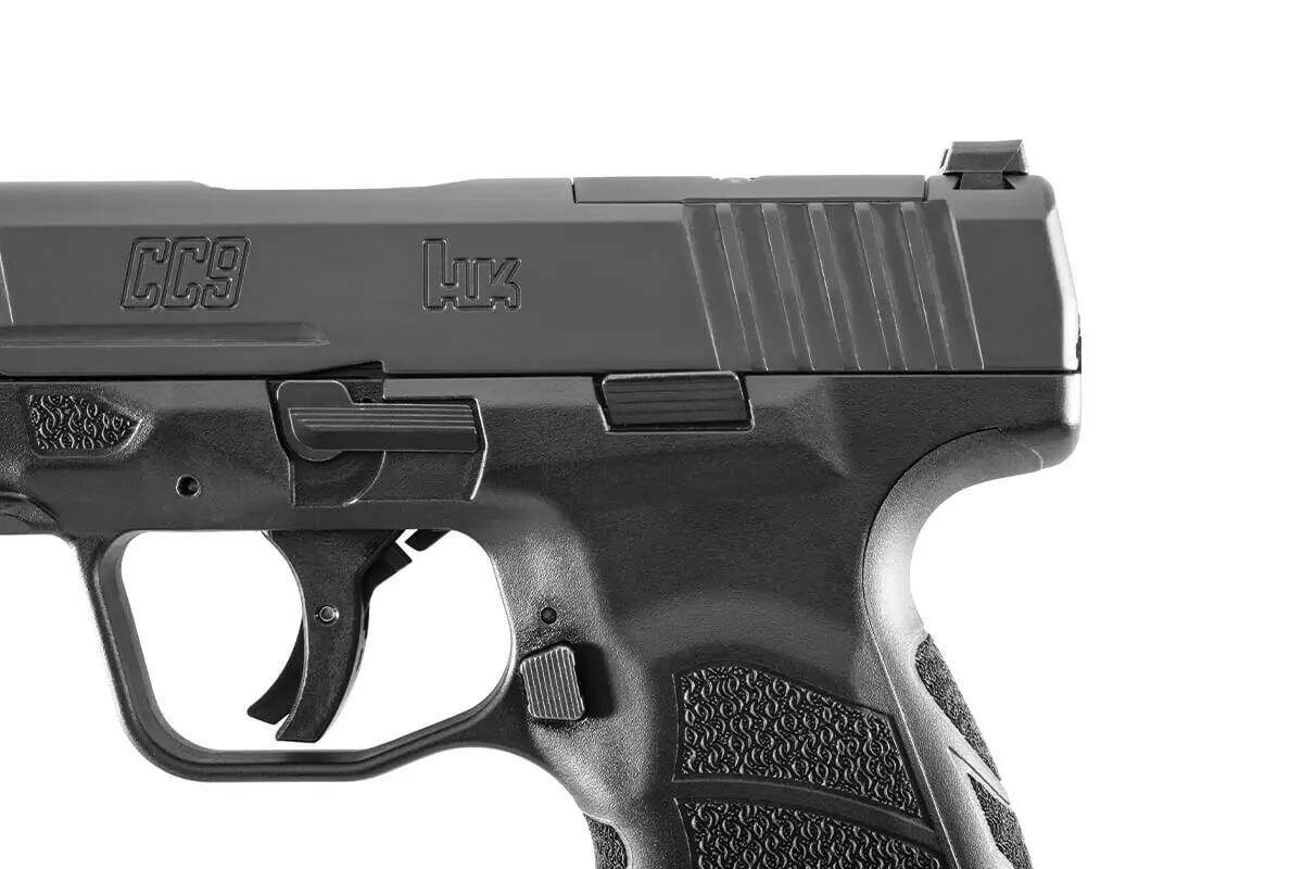 Затворная задержка и фиксатор магазина CC9 совместимы с использованием обеих рук. Затворная задержка и рычаг извлечения затвора утоплены, что предотвращает их случайное задевание.