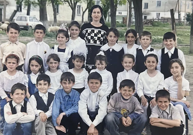    Хамзат Чимаев (2-й справа в нижнем ряду) — ученик четвертого класса.