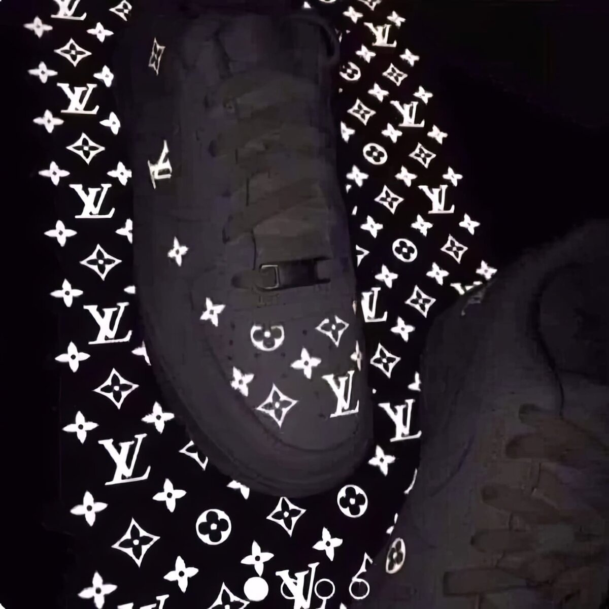 Одни люди видят эти кроссовки белыми, другие — чёрными