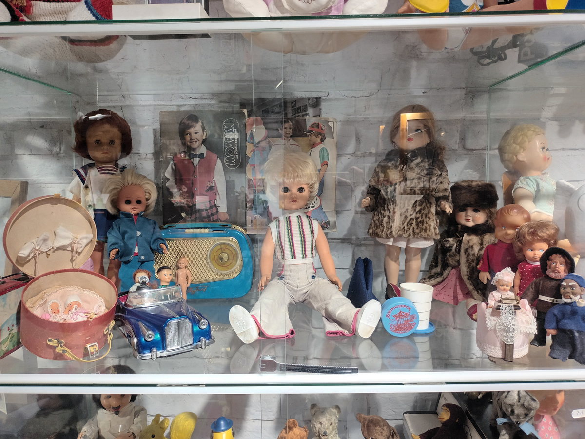 На этом фото ностальгию у меня вызвала не игрушка, а складной стаканчик "Пятигорск", который всегда брали в дорогу.