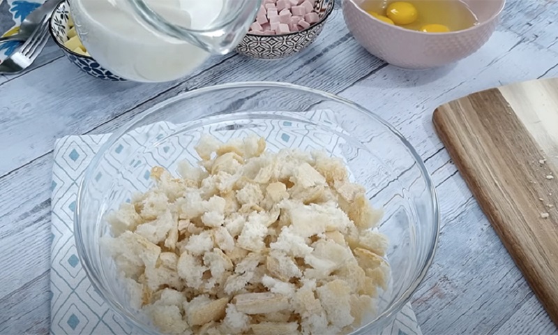 Необычный мясной пирог без теста: как превратить черствый хлеб в домашний кулинарный шедевр