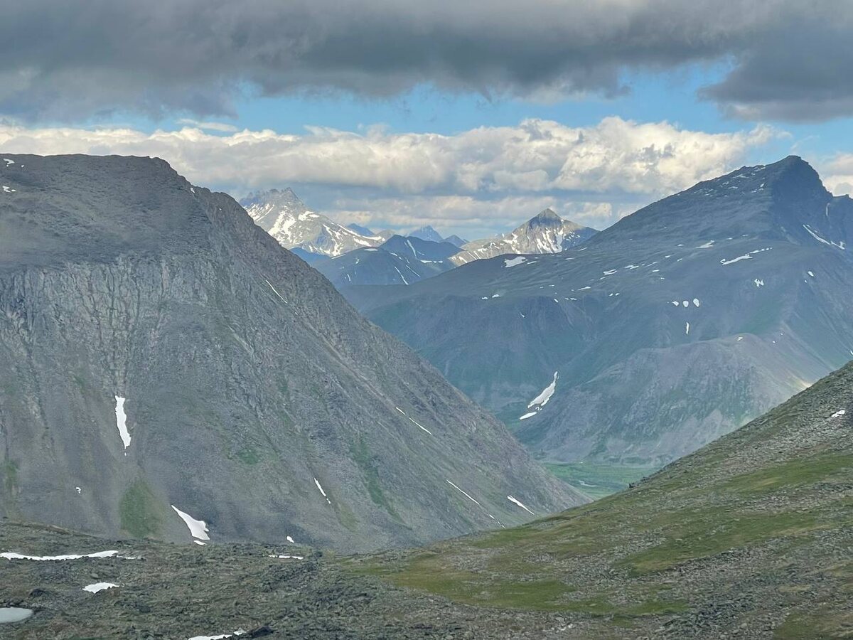 Вид с перевала КарКар, знакомый, но суровый.