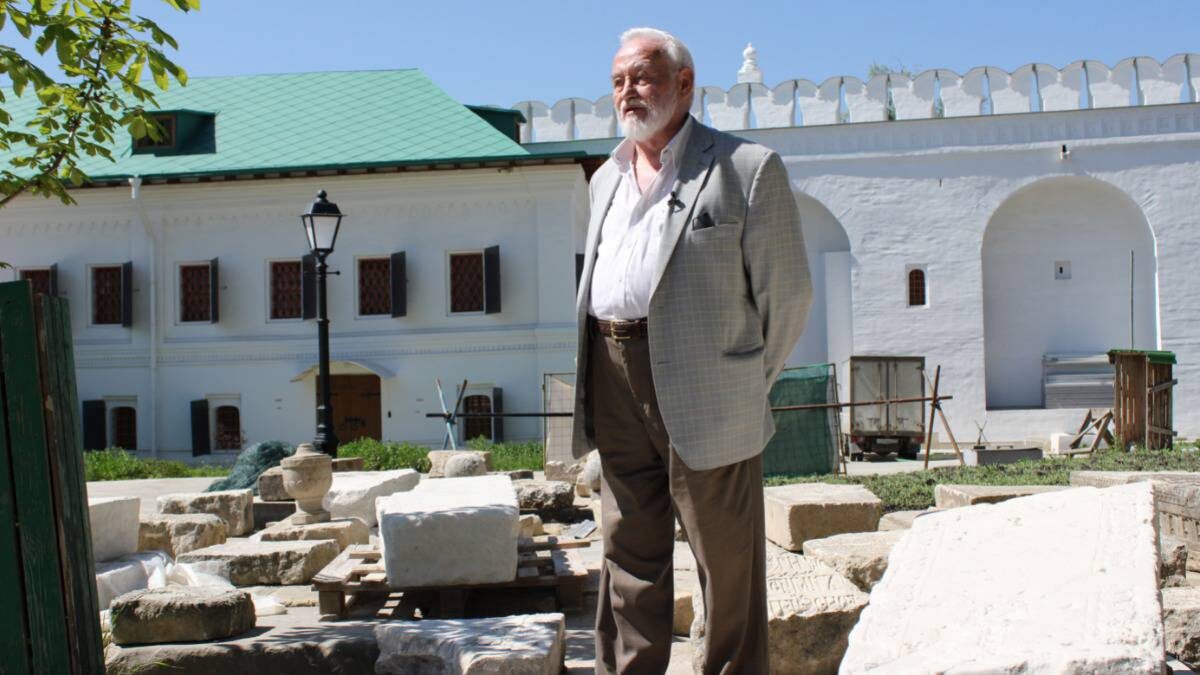    Заведующий отделом археологии Московской Руси Института археологии Российской академии наук Леонид Беляев у лапидария (экспозиция образцов старинной письменности) на территории Новодевичьего монастыря / Фото: Мария Хапцова / Вечерняя Москва