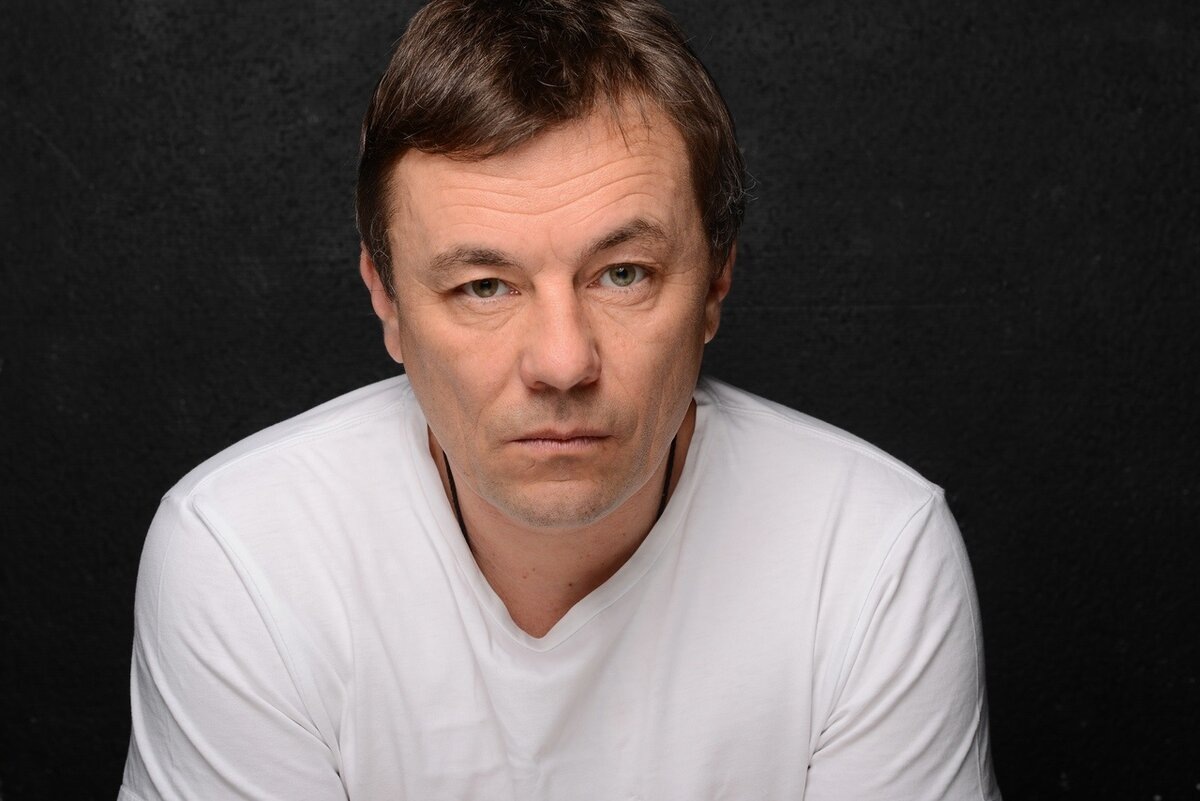 Однако личная жизнь готовила актеру испытания посерьезнее любого экранного злодея.
