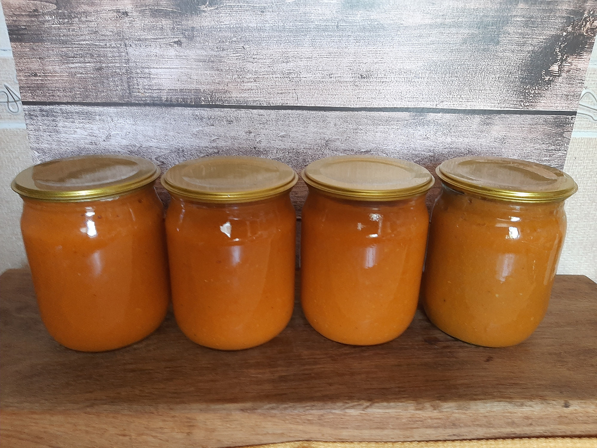 Блики от окна напротив. Старалась избавиться, не получилось, а переносить в другое место не захотела. Так что будут баночки с бликами моего окна.