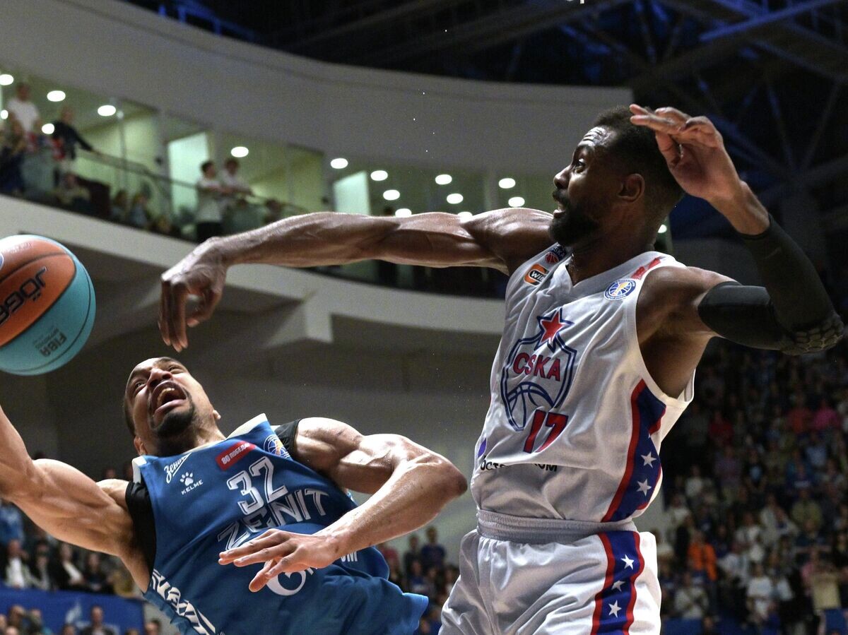    Винс Хантер (Зенит) и Ливио Жан-Шарль (ЦСКА) © РИА Новости / Алексей Даничев