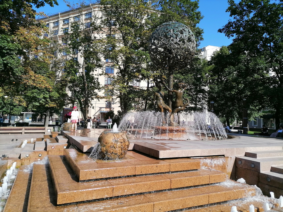 Создатель фонтана - скульптор М. Левинская