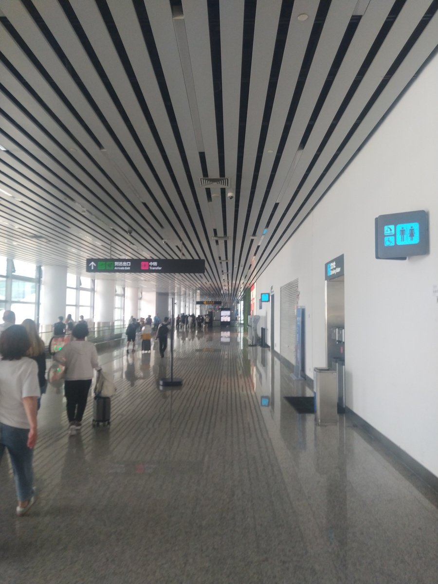 Во время пересадки в Гуанчжоу такие коридоры придется преодолевать не единожды