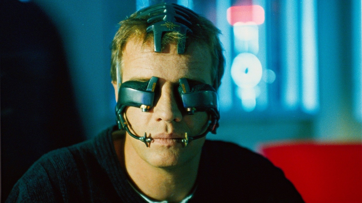 Кадр из фильма «Nirvana». Режиссер: Габриэле Сальваторес. Производство: Cecchi Gori Group Tiger Cinematografica, Colorado Film Production, Davis-Films. Прокат: West