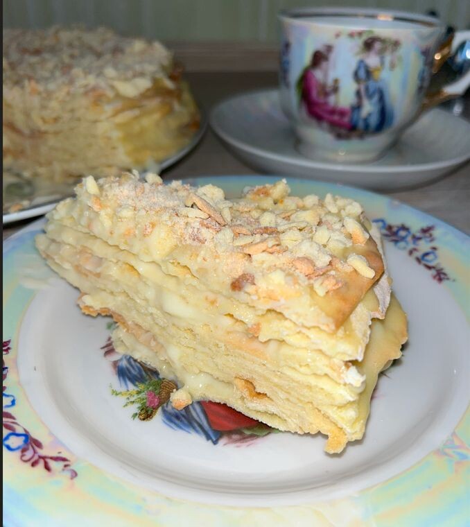 Торт "Наполеон" с заварным кремом в разрезе