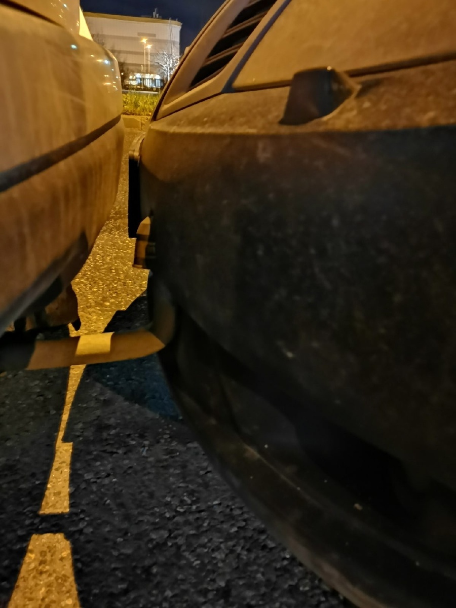 Это незначительное ДТП, повреждений на автомобиле у которого установлен фаркоп нет.