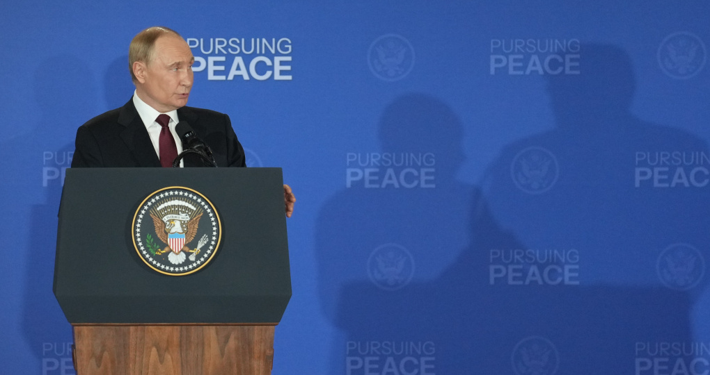 «Ответ Путина произвел эффект разорвавшейся бомбы». Репортера-провокатора разнесли за скандальный вопрос на саммите в Анкоридже