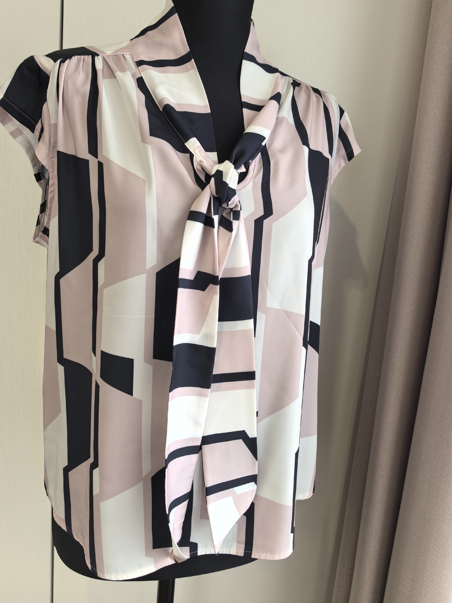 Дешево, 750 рублей. Хотя ткань отличная, явно не чистая синтетика.