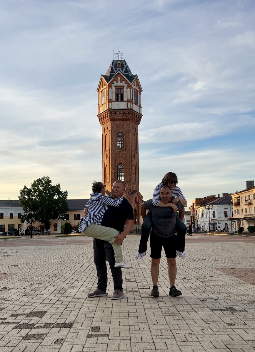 За нашей спиной одна из достопримечательностей города - водонапорная башня