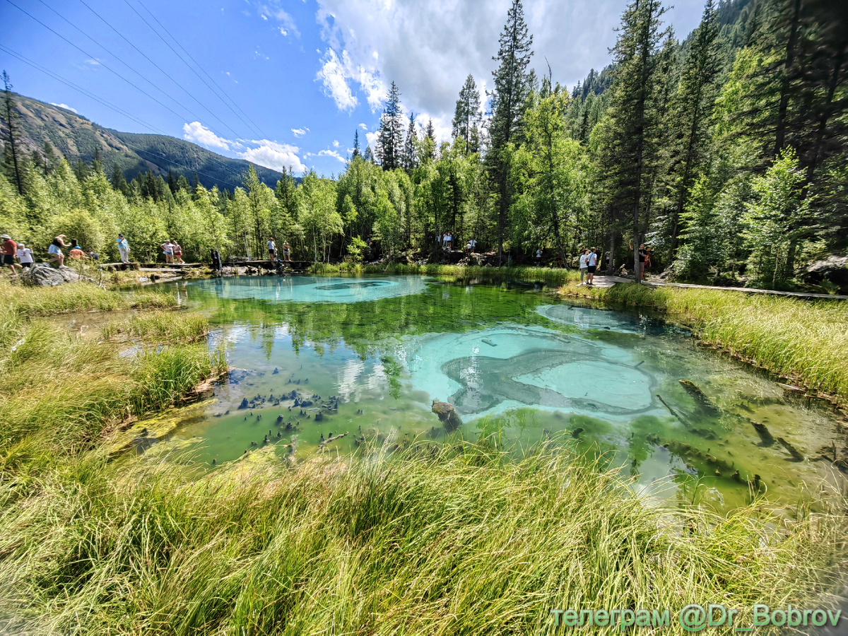 Озеро можно обойти вокруг, поражаясь разнообразию меняющихся оттенков.