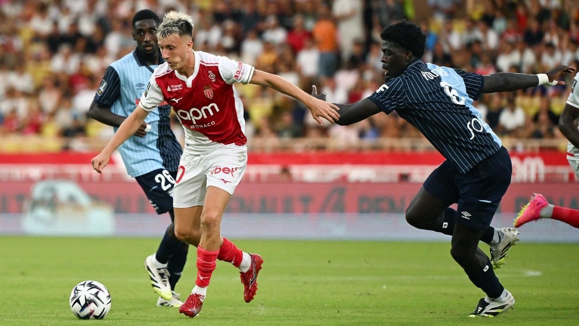    Александр Головин (слева) в матче «Монако» — «Гавр». Reuters