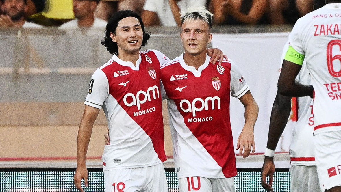    Такуми Минамино и Александр Головин. Reuters