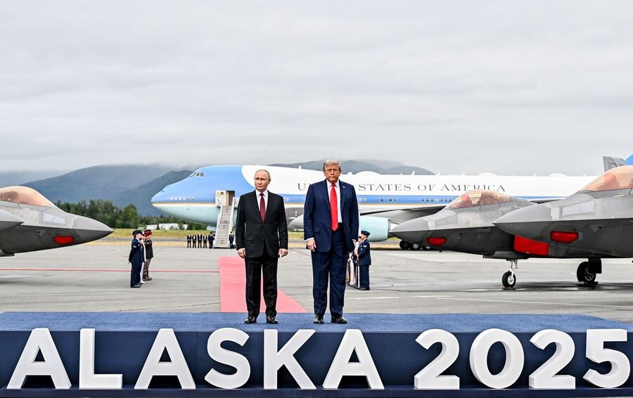    Президент России Владимир Путин и президент США Дональд Трамп во время встречи на территории аэропорта Анкориджа / Источник: © Сергей Бобылев/POOL/ТАСС