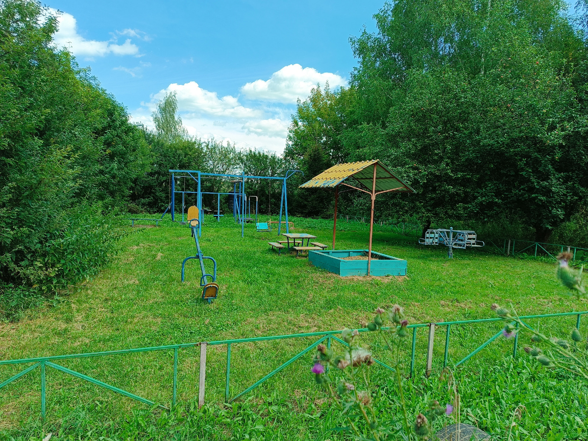 Так выглядит детская площадка в нашей деревне. Заброшено и безлюдно. 