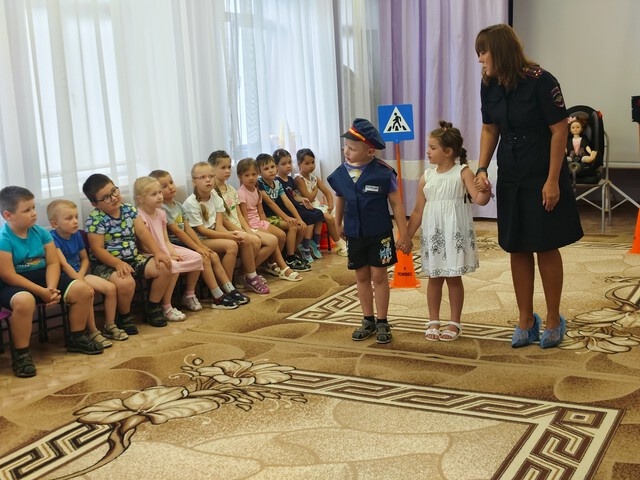 Сотрудники Госавтоинспекции провели игру для тверских малышей