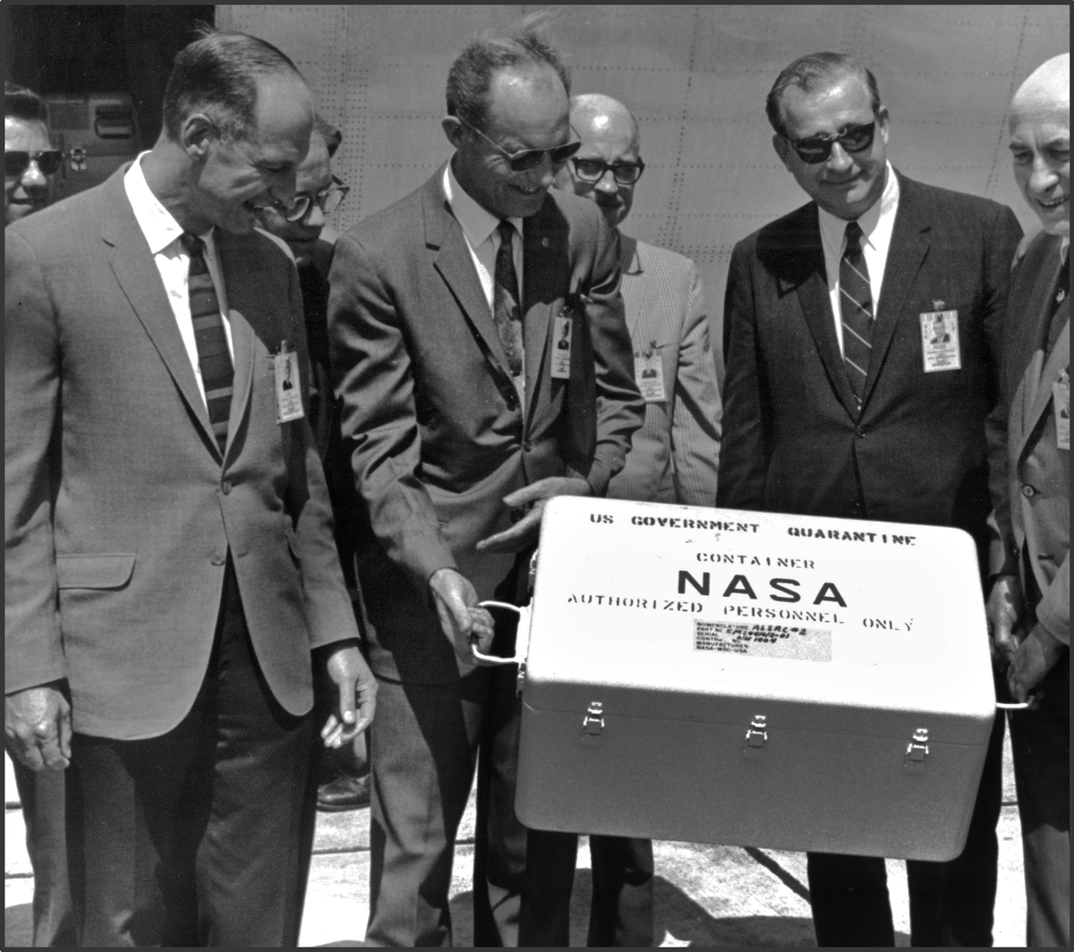 «Первая коробка с лунными породами прибыла в JSC»
Фото дня Apollo 11: 25 июля 1969 года первый контейнер с образцами, заполненный лунными породами, прибыл на авиабазу Эллингтон в Техасе после авиаперевозки из зоны восстановления в Тихом океане. Коробка с камнями была немедленно доставлена в Лунную приёмную лабораторию в Космическом центре пилотируемых полётов (MSC).